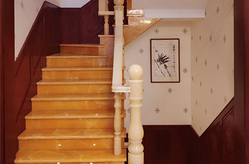 洪雅中式别墅室内汉白玉石楼梯的定制安装装饰效果
